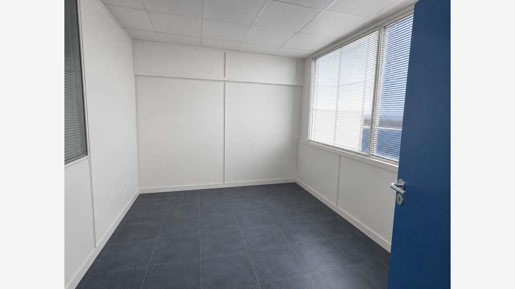 Local 142m² bureaux + entrepôt grand parking Puget