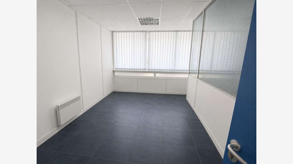 Local 142m² bureaux + entrepôt grand parking Puget