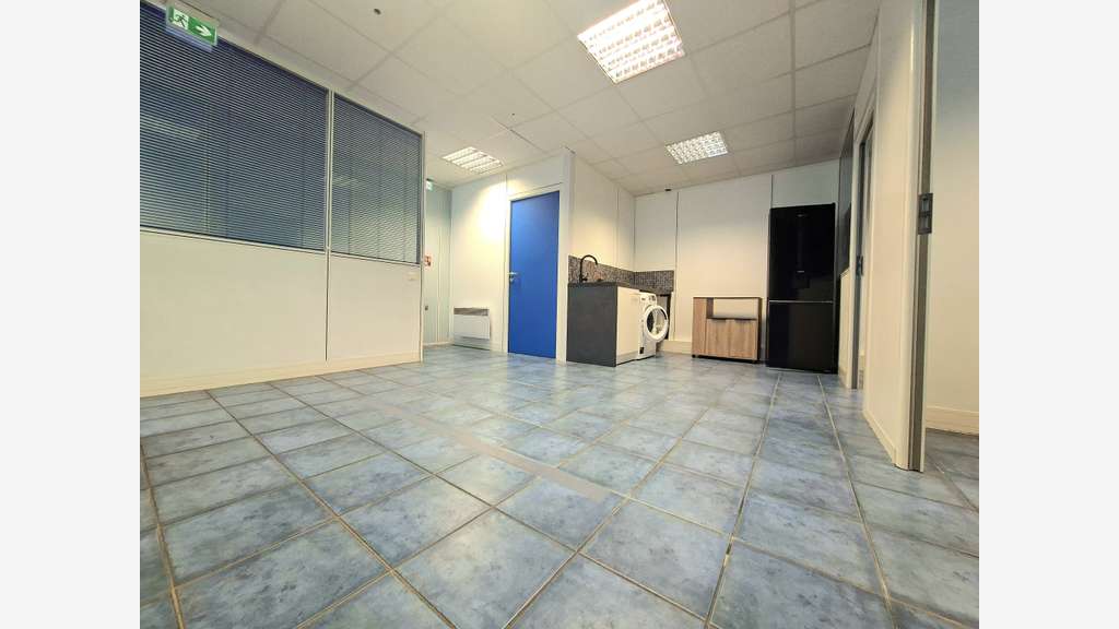 Local 142m² bureaux + entrepôt grand parking Puget