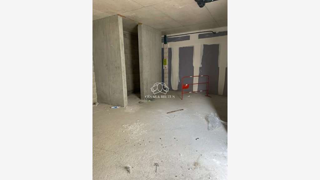 Local commercial 90m² à vendre à Pusignan