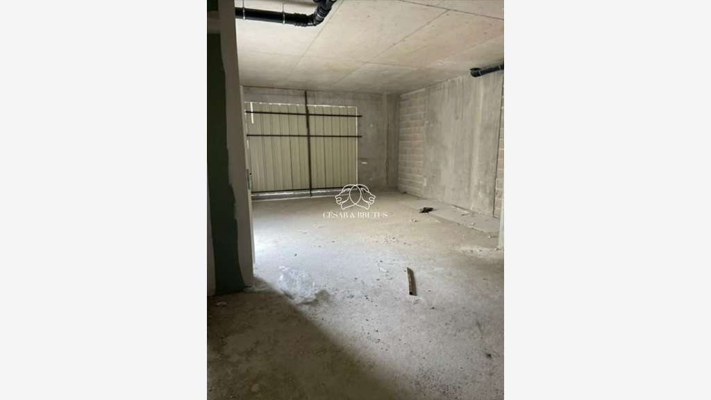 Local commercial 90m² à vendre à Pusignan