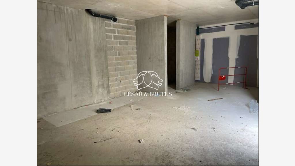 Local commercial 90m² à vendre à Pusignan