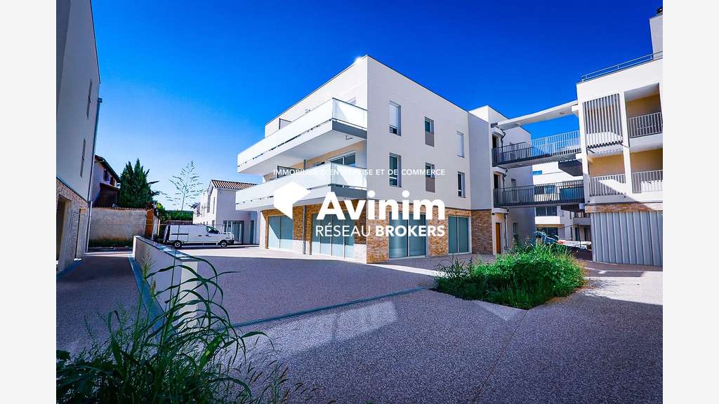 Vente local commercial neuf à Pusignan centre
