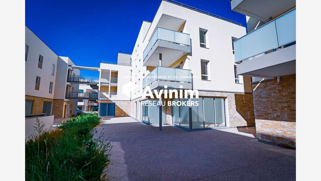 Vente local commercial neuf à Pusignan centre