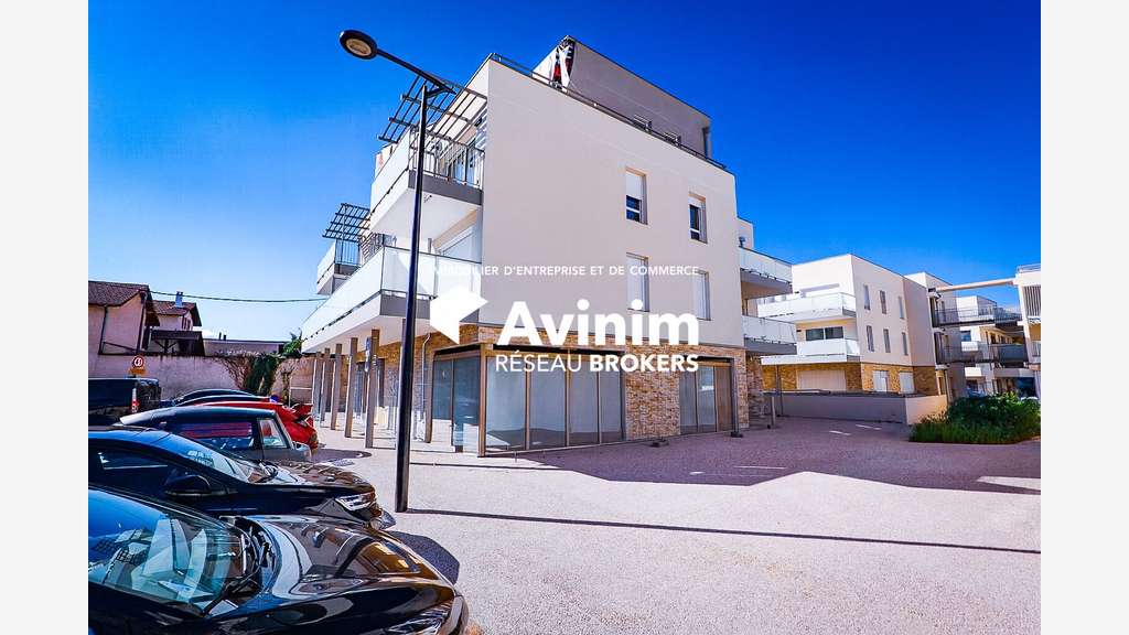 Vente local commercial neuf à Pusignan centre