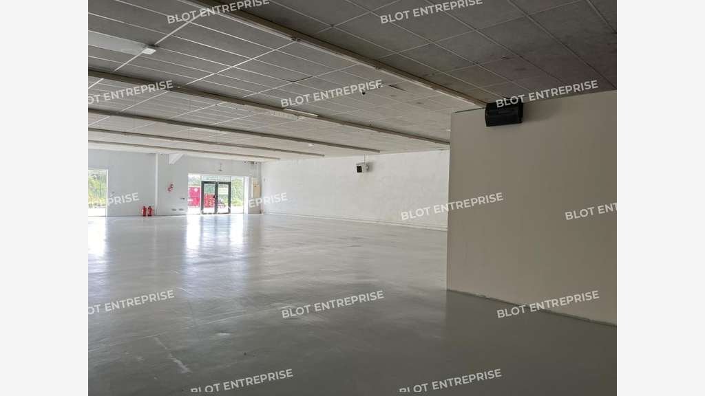 À vendre local commercial 586m² à Quimper Gourvily
