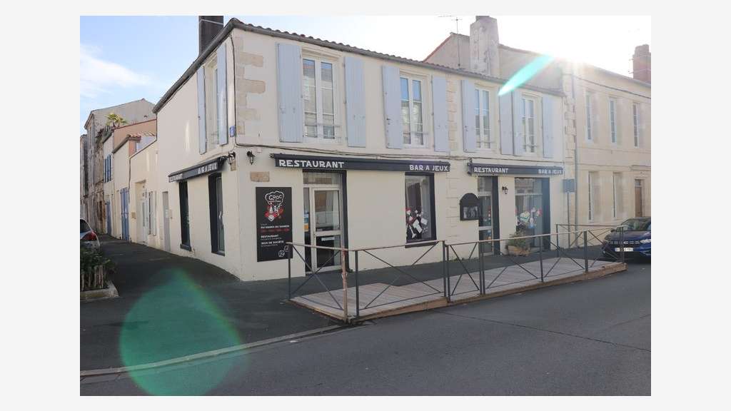 Vente local 115m² en angle de rue à Rochefort