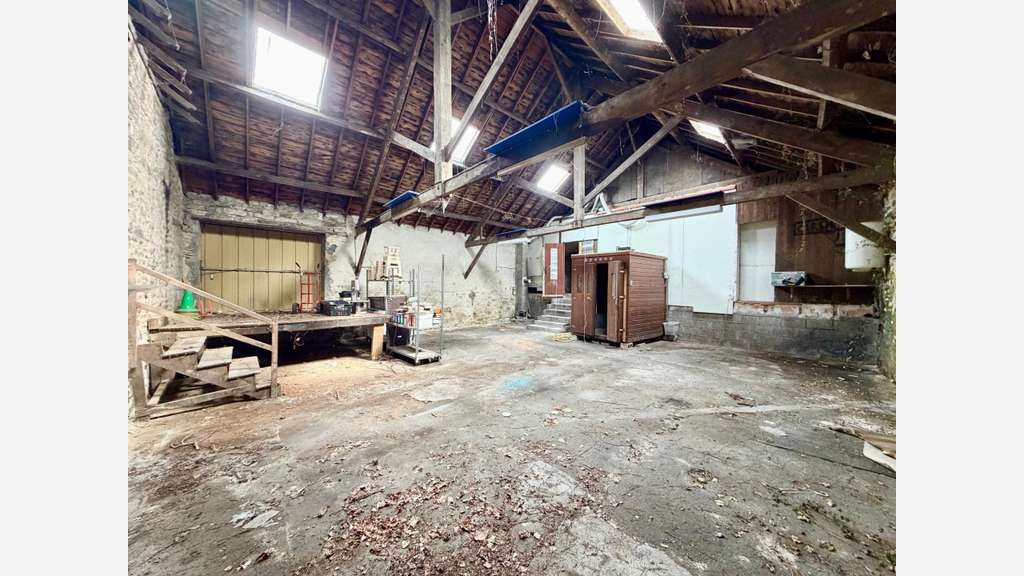 AV local commercial 72m²+ hangar 105m² à Rosporden