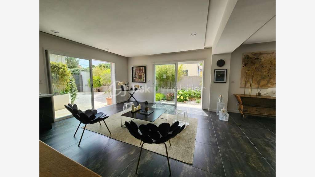 Vente local commercial + logement 340m² à Rougiers