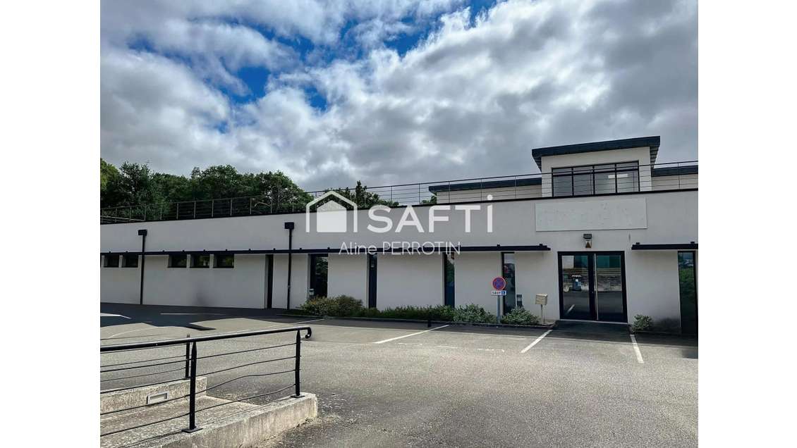 Local spacieux visible et idéalement situé à Sablé