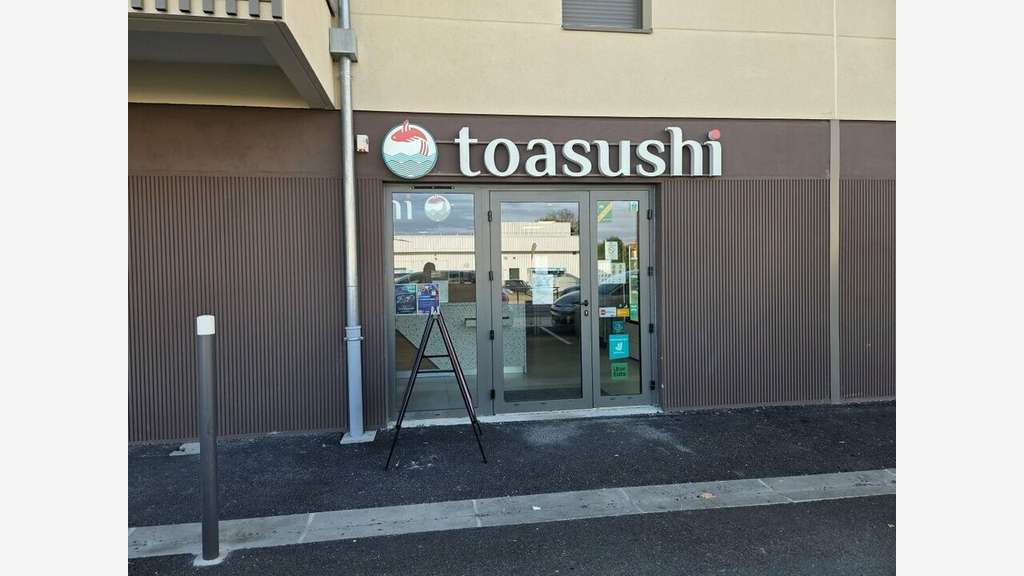 Vente local commercial 121m² Saint Bonnet de Mure