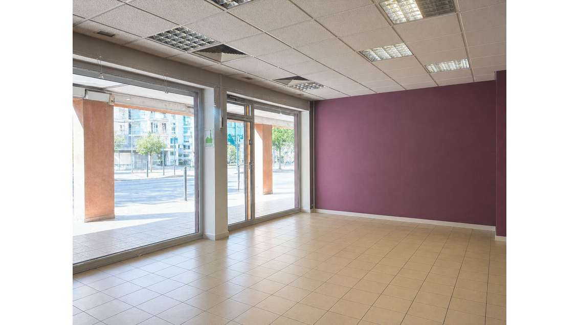 À LOUER et À VENDRE : Local commercial avec 9mL de