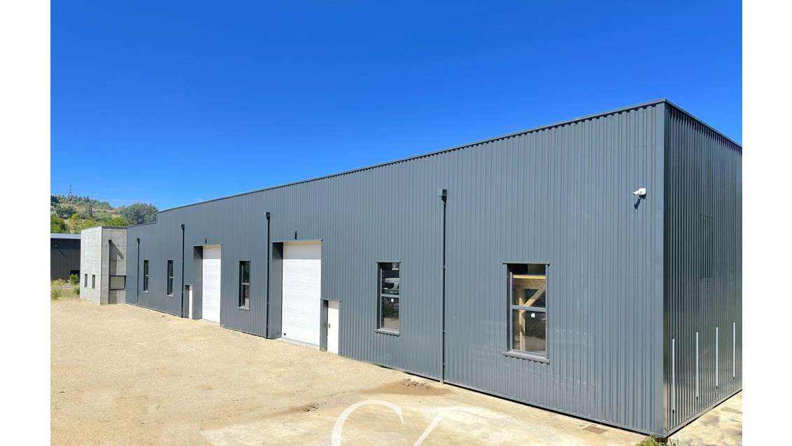 Vente local récent 1177m² à Saint-Clair-de-la-Tour