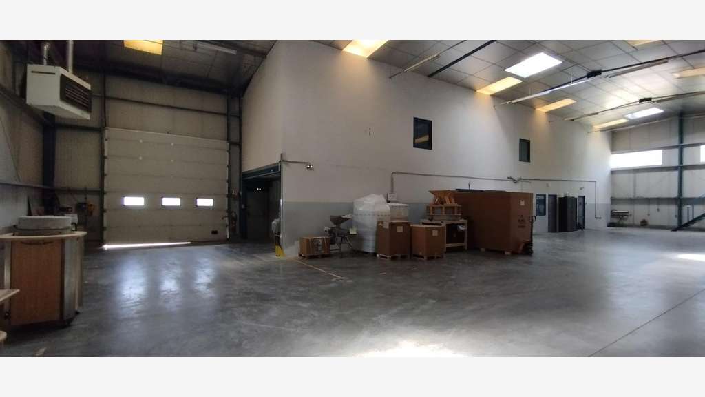Atelier 240 m2, hauteur sous plafond 6.20 à 7 