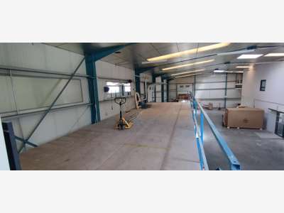 Atelier 240 m2, hauteur sous plafond 6.20 à 7 