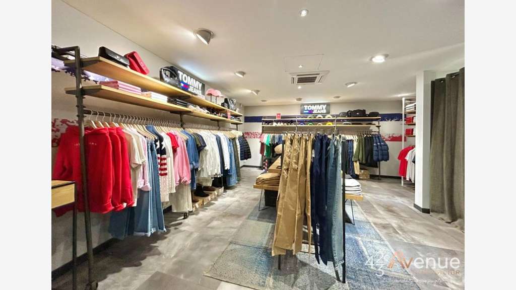 AV local rénové 150m² empl N°1 à Saint-Étienne