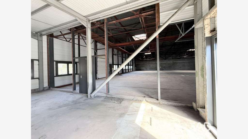 Locaux d’activités 750m² à St-Étienne-de-Crossey
