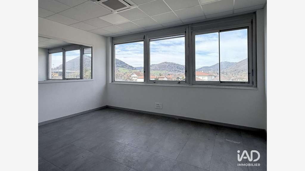 Local commercial 799m² à Saint-Étienne-de-Crossey
