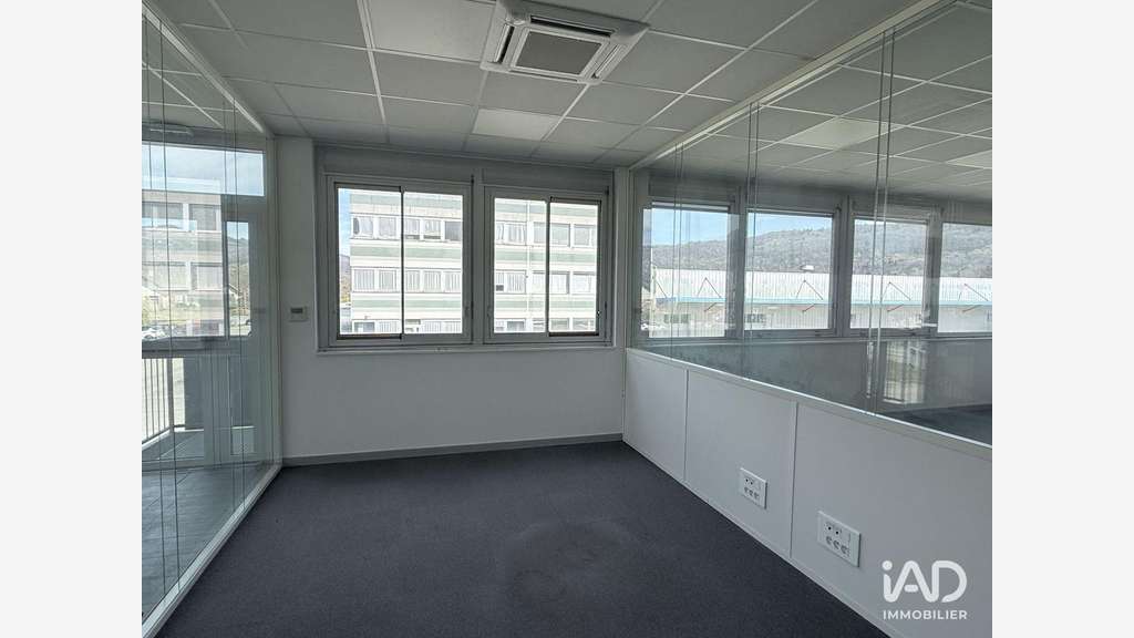 Local commercial 799m² à Saint-Étienne-de-Crossey