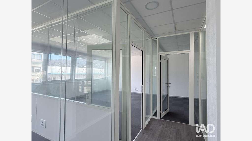 Local commercial 799m² à Saint-Étienne-de-Crossey
