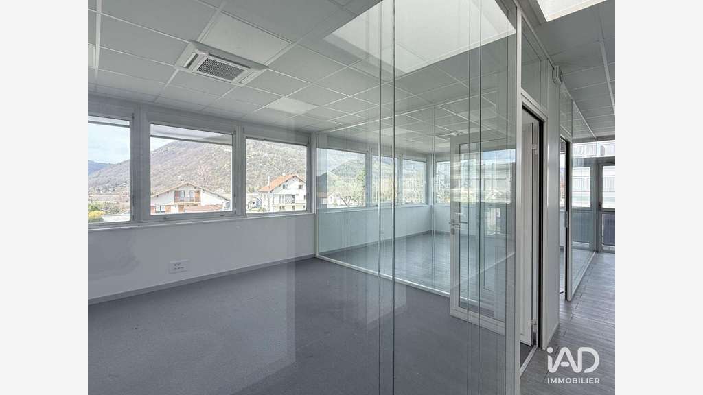 Local commercial 799m² à Saint-Étienne-de-Crossey