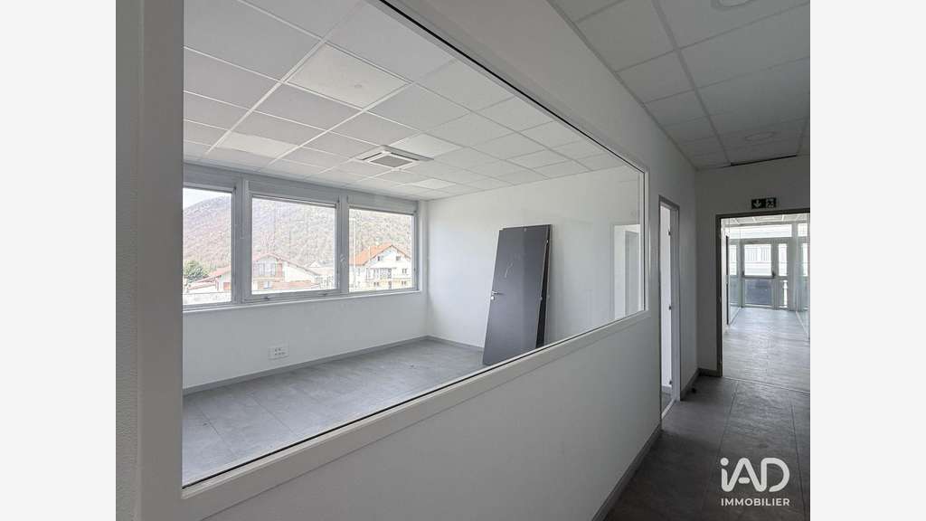 Local commercial 799m² à Saint-Étienne-de-Crossey