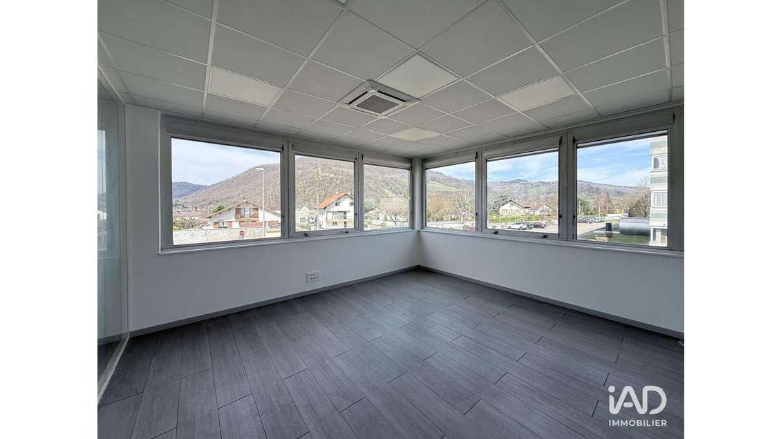 Local commercial 799m² à Saint-Étienne-de-Crossey