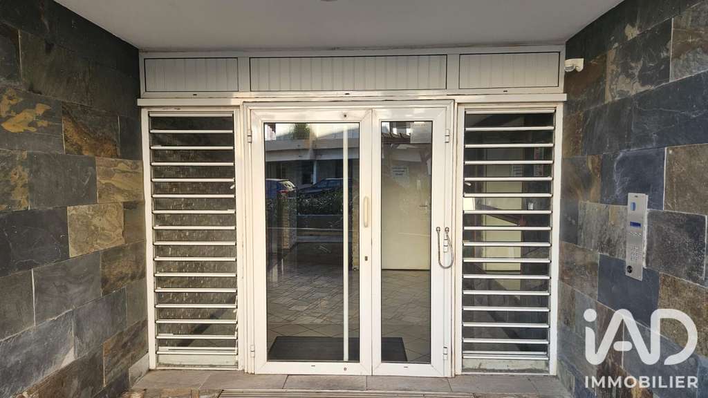 Vente local commercial 68m² à Saint-Pierre centre 