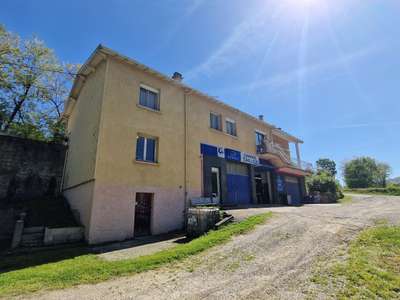 Garage professionel, station essaence et maison