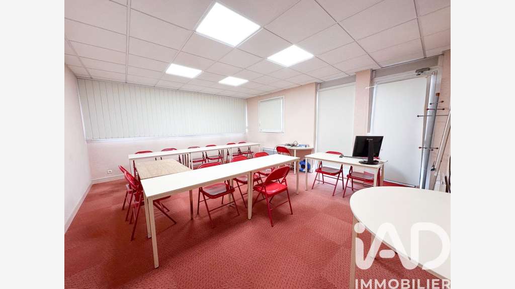 Local commercial 546m² à Saint-Pierre-Lès-Nemours