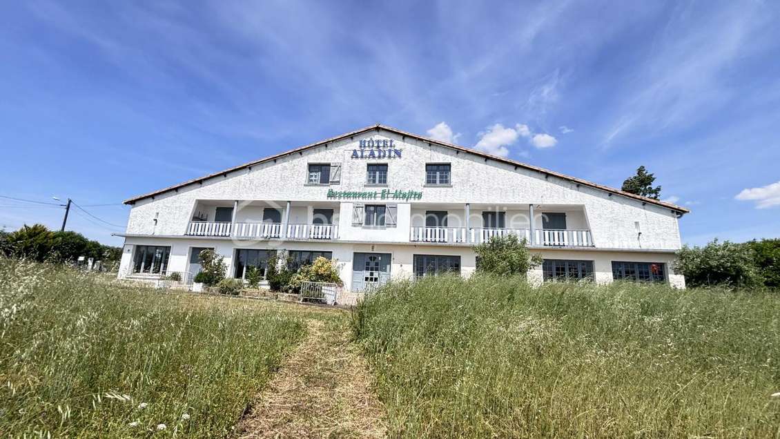 Vente murs ancien hôtel proche des marais poitevin