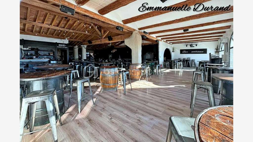 AV murs commerciaux de 367m² à Saint-Restitut