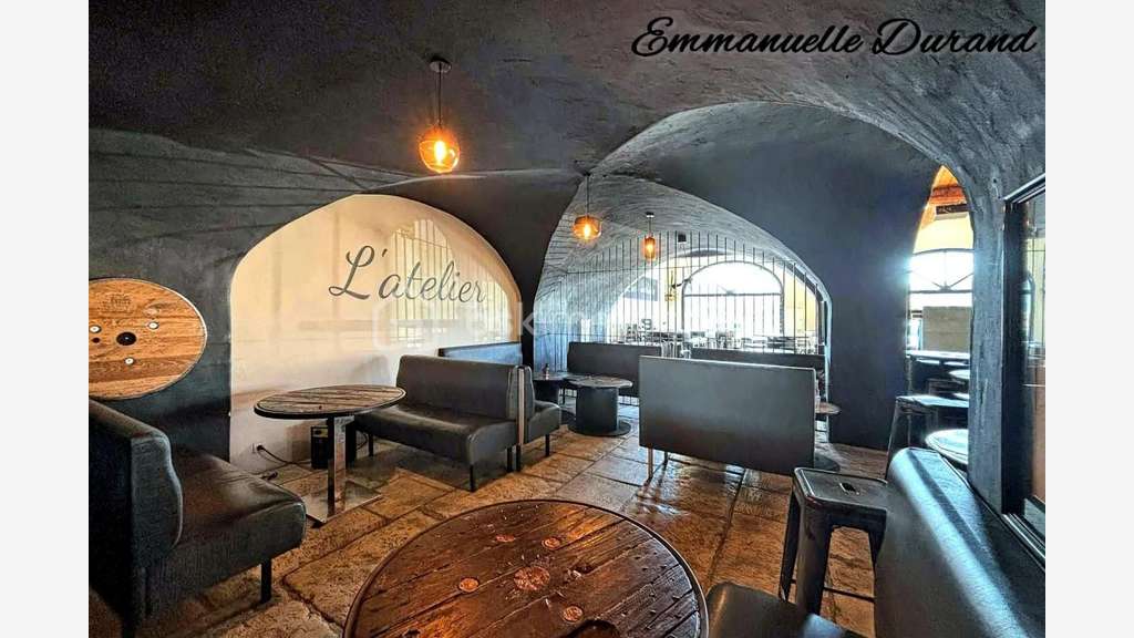 AV murs commerciaux de 367m² à Saint-Restitut