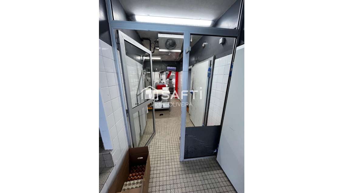 Ancien local commercial à rénover à Saint-Sulpice