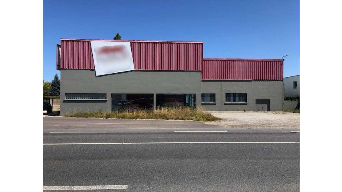 Bâtiment avec excellente visibilité à St-Sulpice