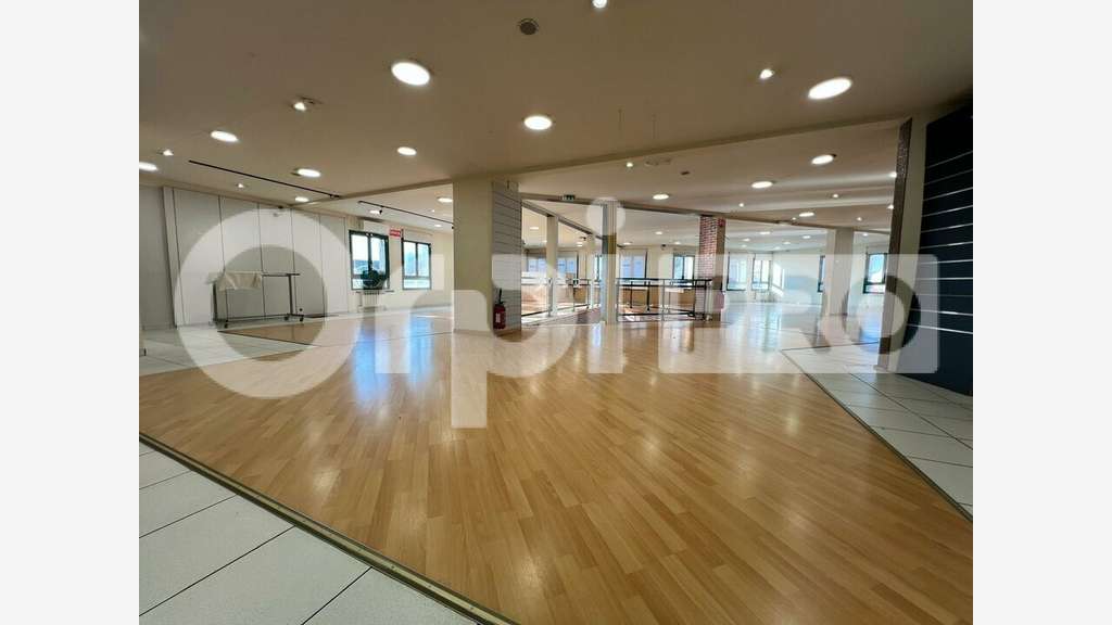 Immeuble commercial à Sainte-Geneviève-des-Bois