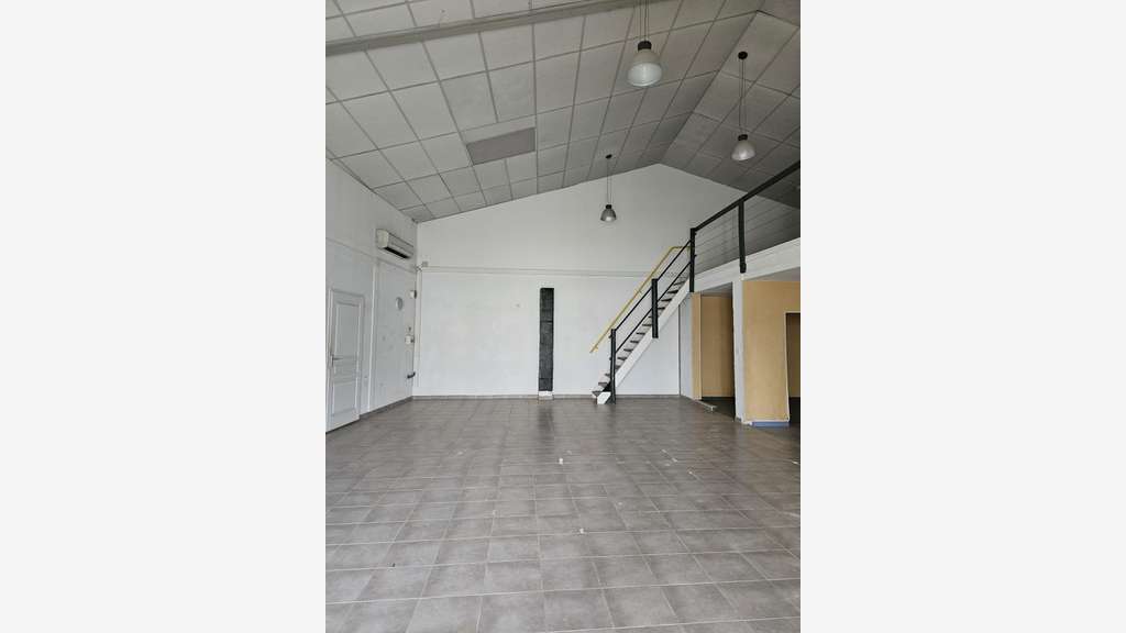 A vendre local 155m² + parking Saintes Rive Droite