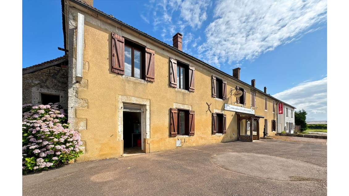 Vente murs commerciaux 275m² à La Mancharde