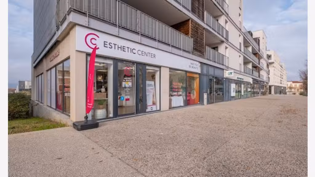 Murs libres d'angle 130m² à vendre à Sathonay-Camp