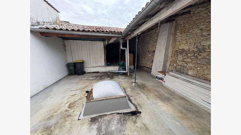Immeuble mixte murs loués secteur Sauveterre