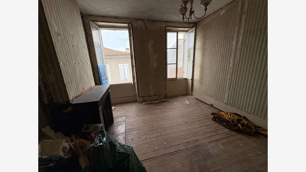 Immeuble mixte murs loués secteur Sauveterre