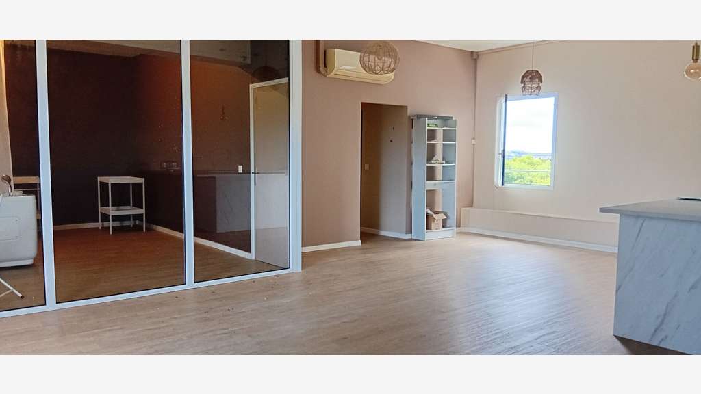 A vendre local commercial 82m² R+1 Schoelcher