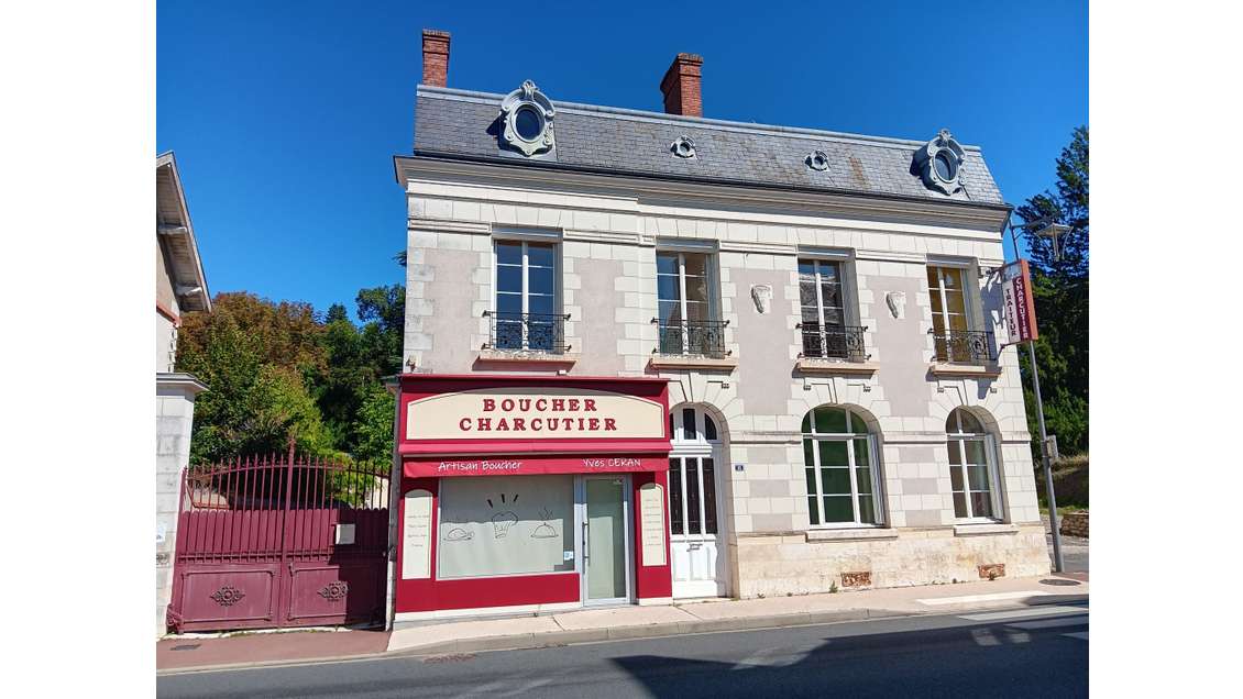 Vente local + maison 220m² empl strat à Thésée