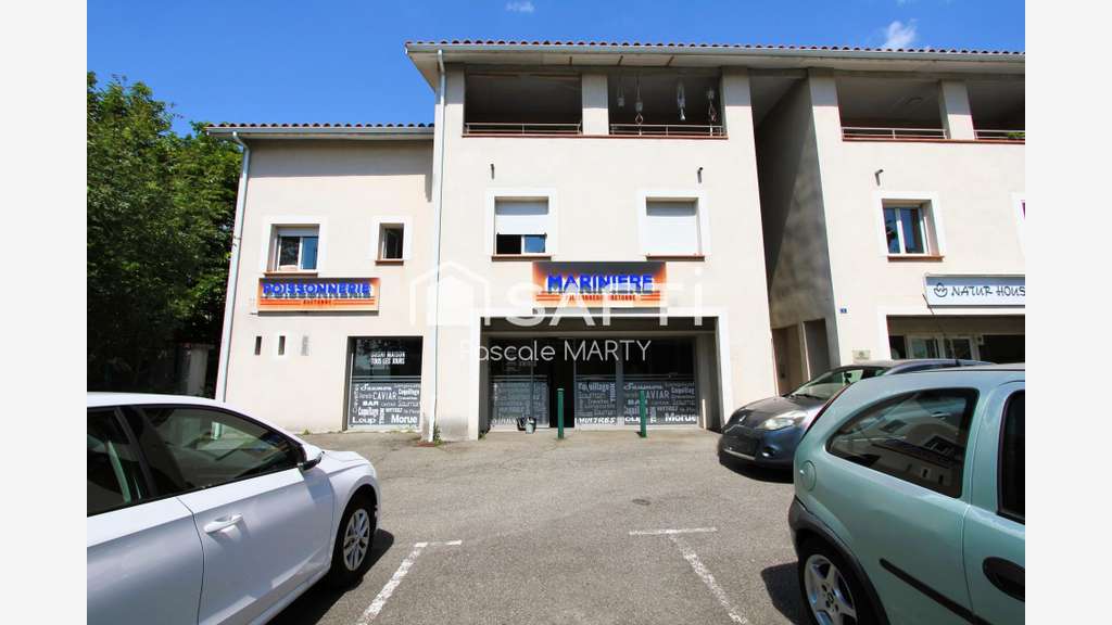 Local avec 11 parkings au centre de Bruguières