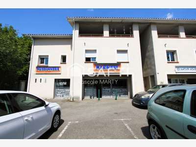 Local avec 11 parkings au centre de Bruguières