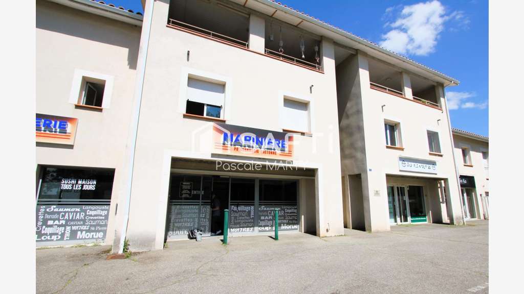 Local avec 11 parkings au centre de Bruguières