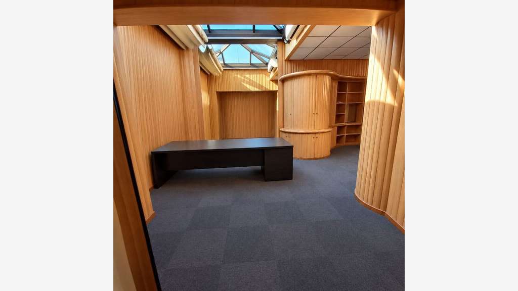 - BATIMENT BUREAUX ENTREPOT 1850 M²