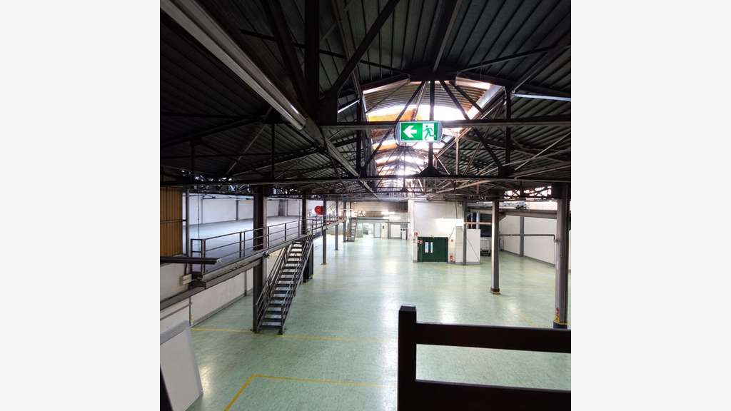 - BATIMENT BUREAUX ENTREPOT 1850 M²
