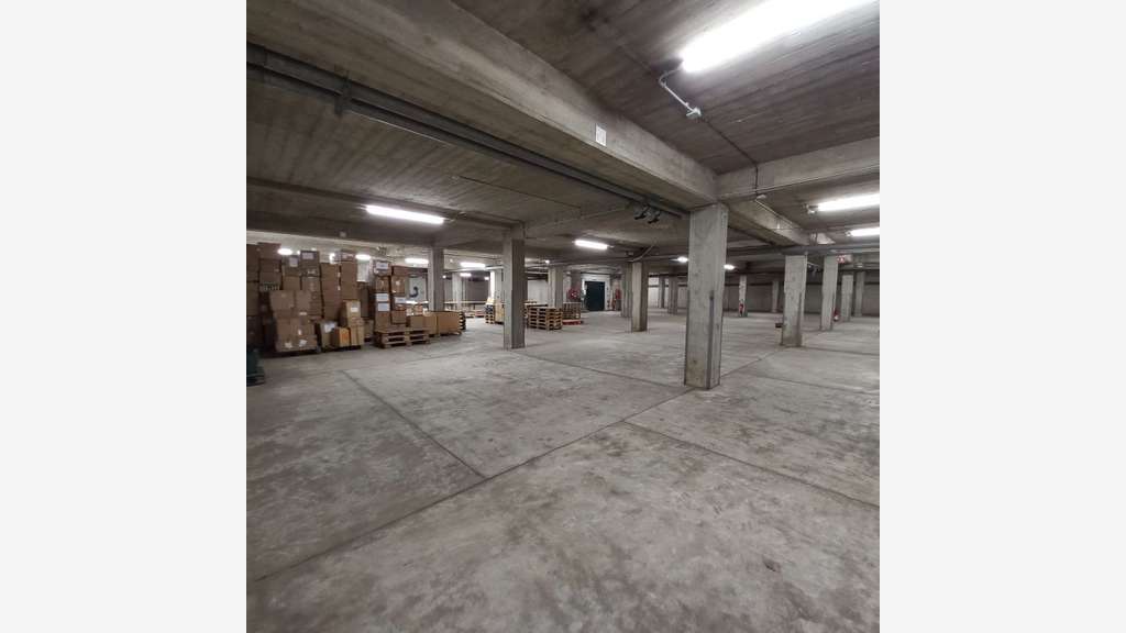 - BATIMENT BUREAUX ENTREPOT 1850 M²