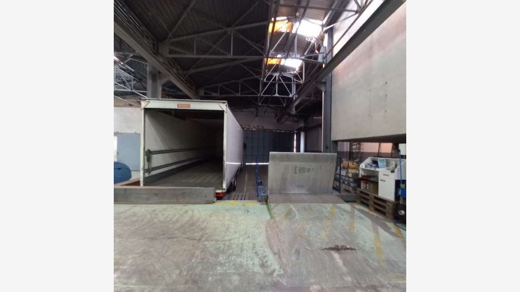 - BATIMENT BUREAUX ENTREPOT 1850 M²